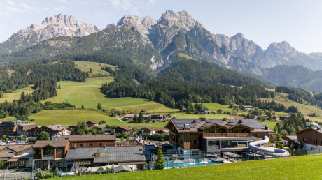 9_riederalm_content-butlers_web_drohne-familienwellness-berge354